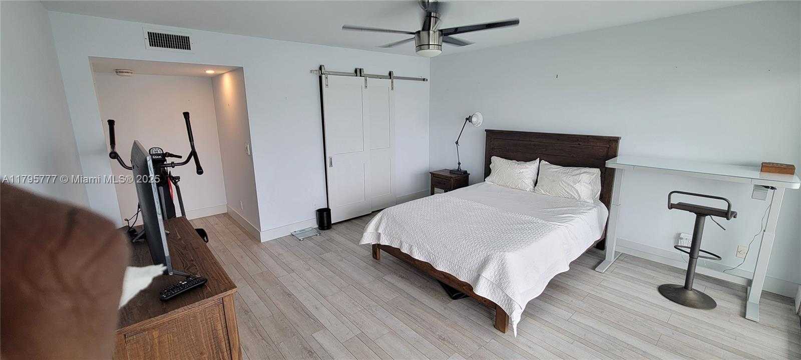 Small Image of 3040 LAKE SHORE DR PH2, Riviera Beach Number 28