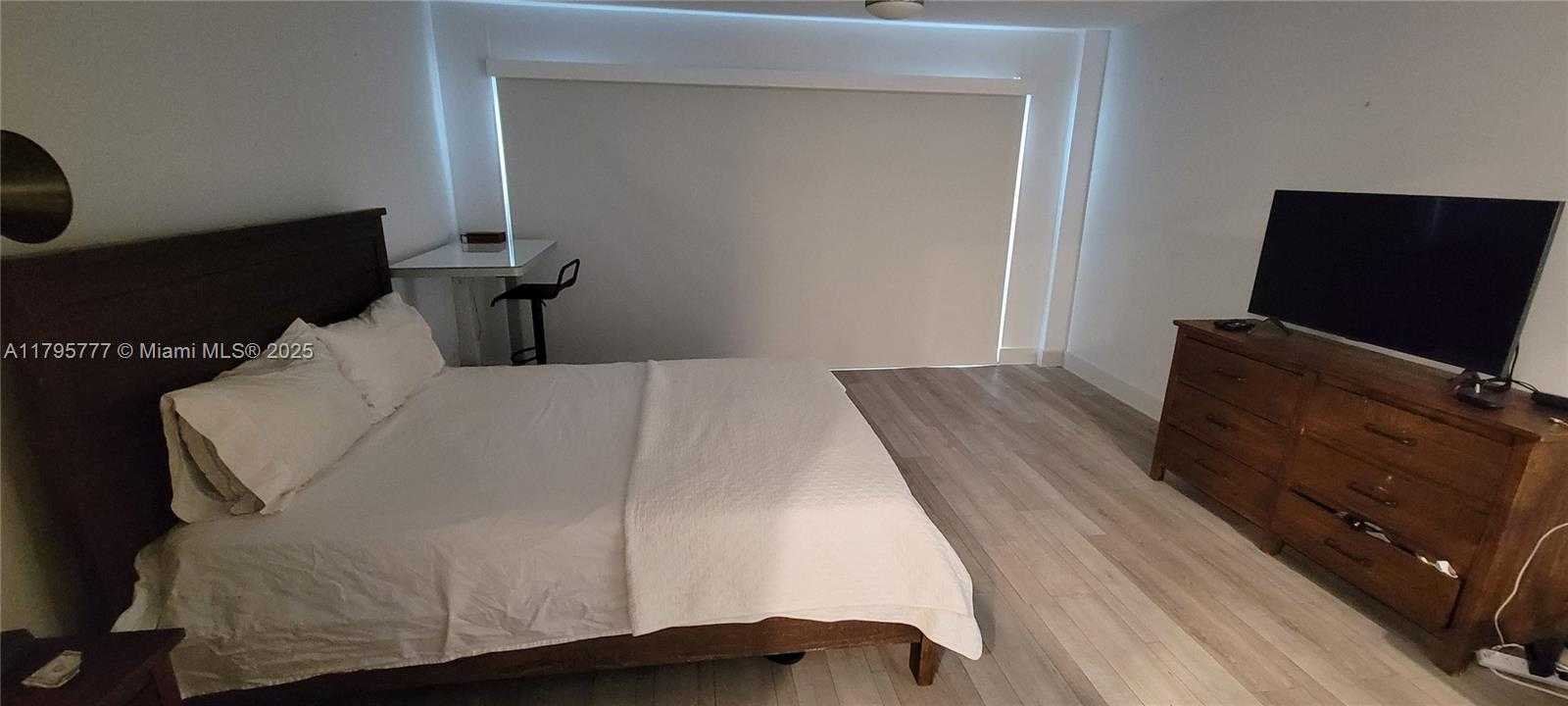Small Image of 3040 LAKE SHORE DR PH2, Riviera Beach Number 30