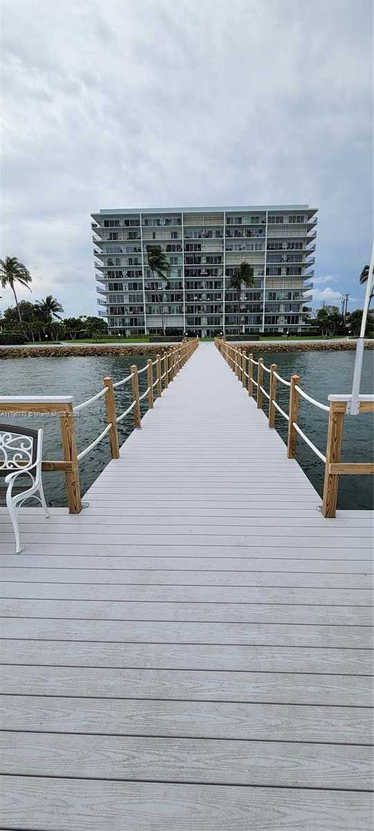 Small Image of 3040 LAKE SHORE DR PH2, Riviera Beach Number 36