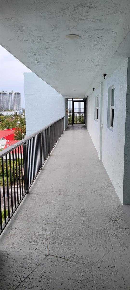Small Image of 3040 LAKE SHORE DR PH2, Riviera Beach Number 4