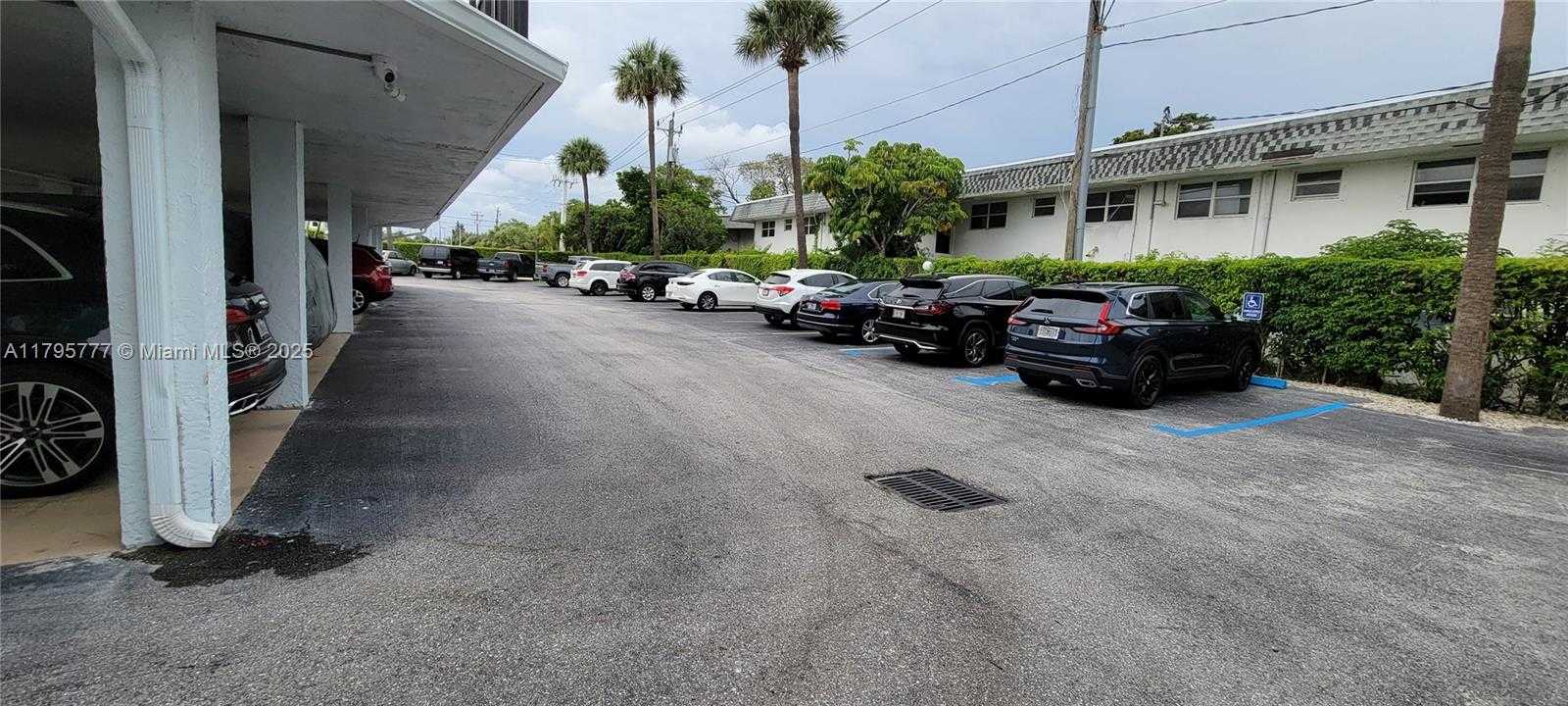 Small Image of 3040 LAKE SHORE DR PH2, Riviera Beach Number 43