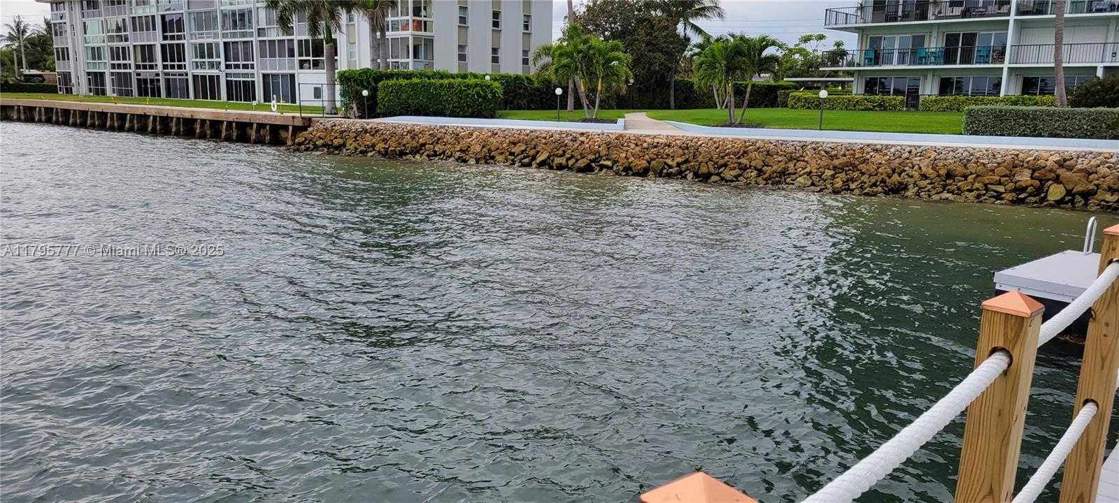 Small Image of 3040 LAKE SHORE DR PH2, Riviera Beach Number 46