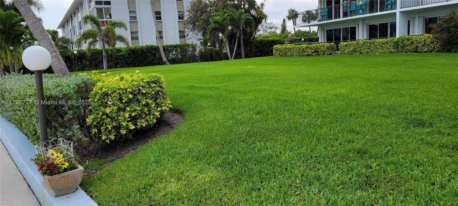 Small Image of 3040 LAKE SHORE DR PH2, Riviera Beach Number 47