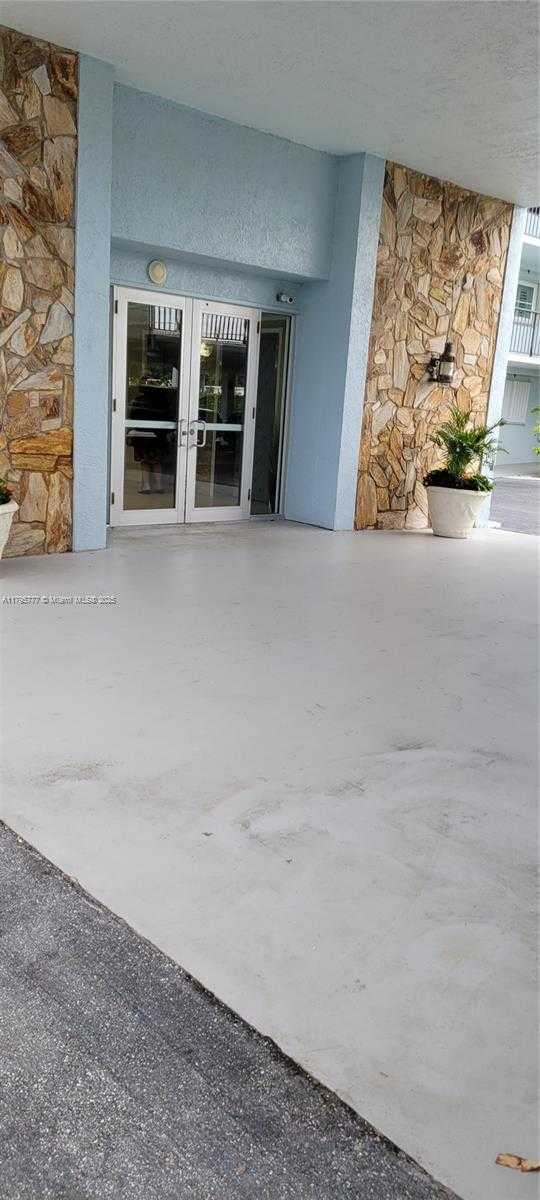 Small Image of 3040 LAKE SHORE DR PH2, Riviera Beach Number 48