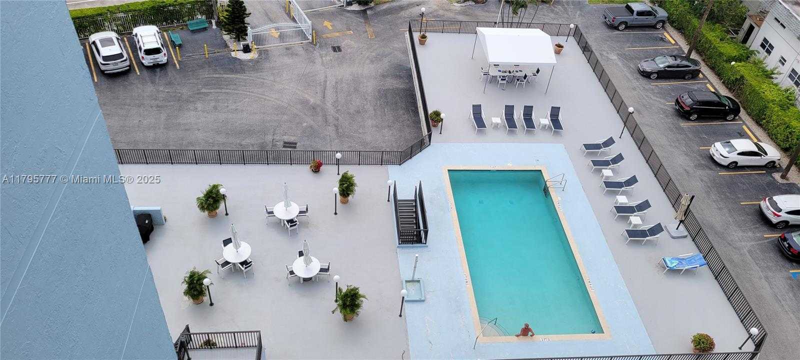 Small Image of 3040 LAKE SHORE DR PH2, Riviera Beach Number 5