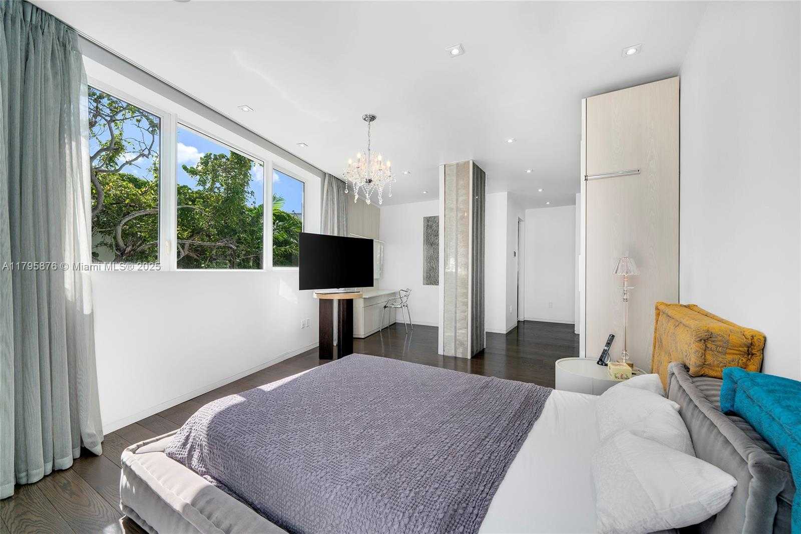 Small Image of 441 NORTH HIBISCUS DR, Miami Beach Number 68