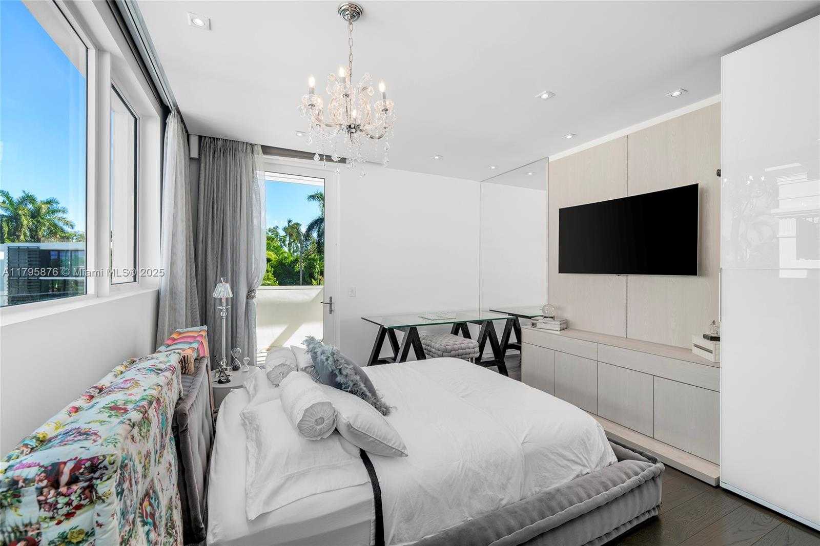 Small Image of 441 NORTH HIBISCUS DR, Miami Beach Number 69