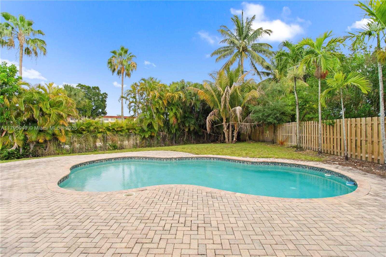 Small Image of 1051 SOUTH WEST 95TH TER, Pembroke Pines Number 2