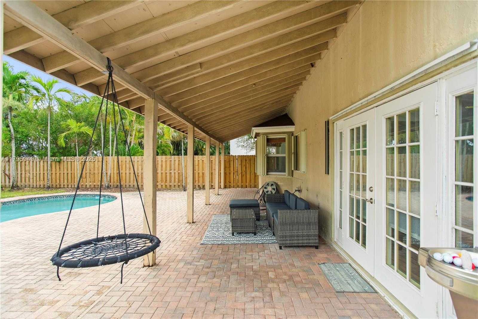 Small Image of 1051 SOUTH WEST 95TH TER, Pembroke Pines Number 3