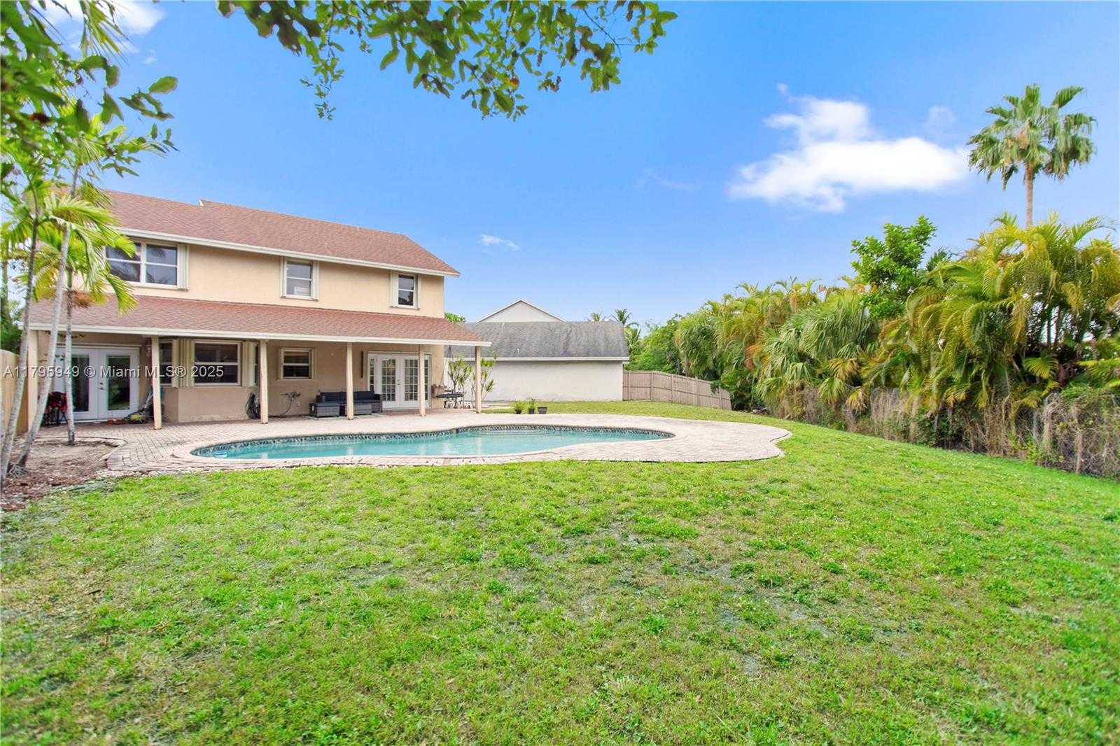 Small Image of 1051 SOUTH WEST 95TH TER, Pembroke Pines Number 4