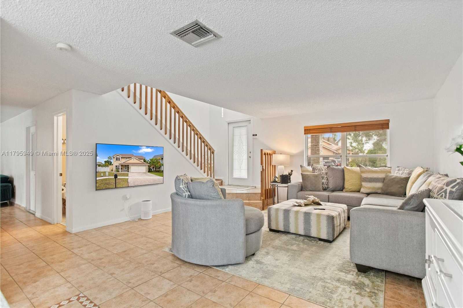 Small Image of 1051 SOUTH WEST 95TH TER, Pembroke Pines Number 9