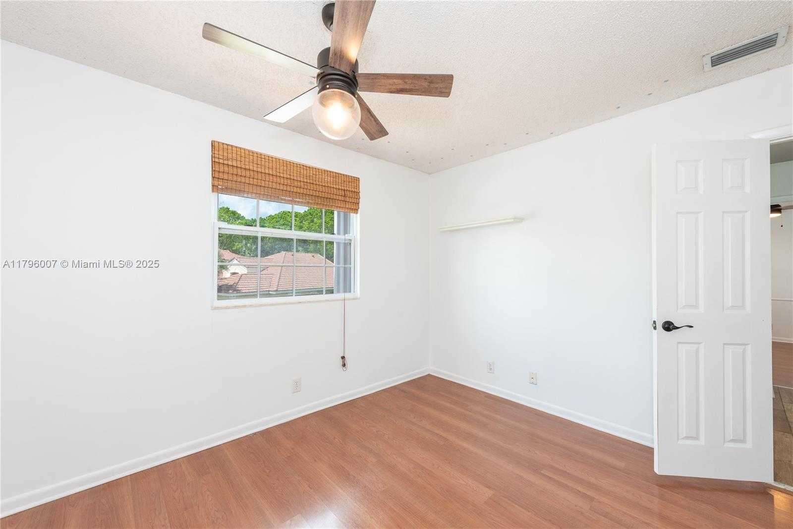 Small Image of 504 BEDFORD AVE, Weston Number 19
