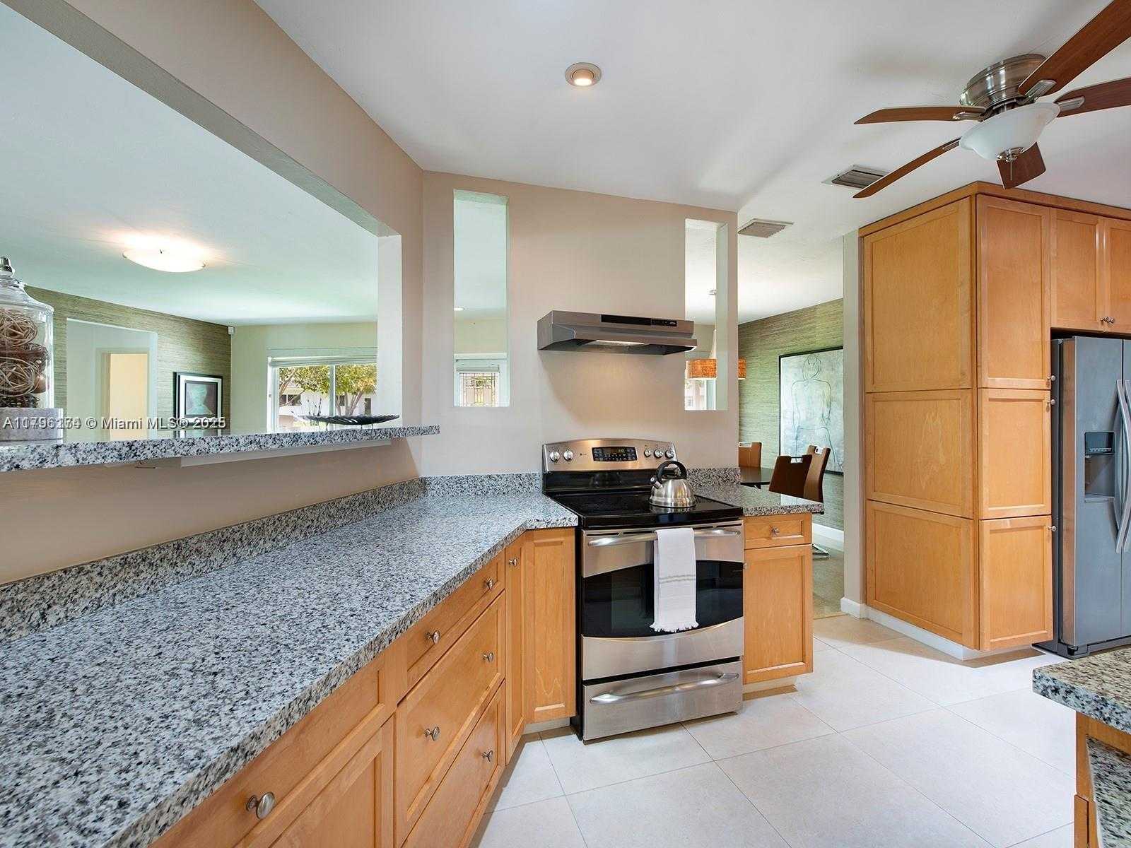 Small Image of 10643 NORTH EAST 10TH PL, Miami Shores Number 14