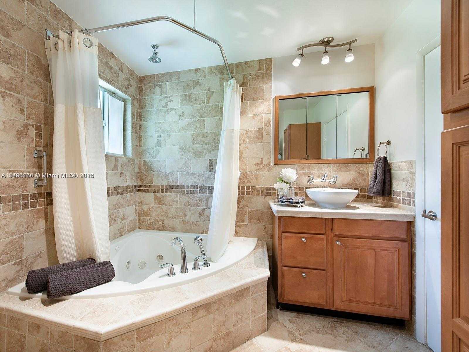 Small Image of 10643 NORTH EAST 10TH PL, Miami Shores Number 17