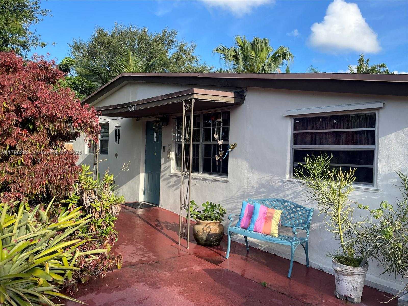 Small Image of 5706 SIMMS ST, Hollywood Number 3