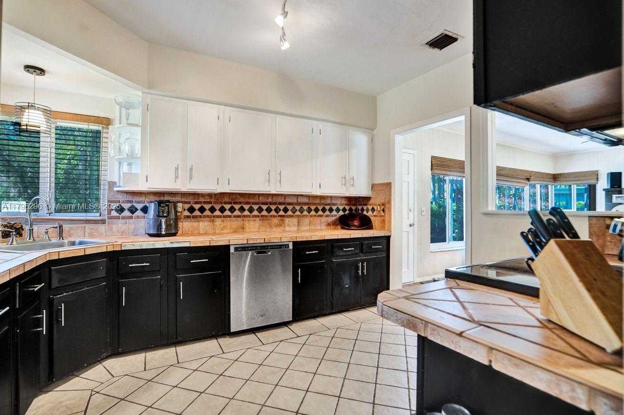 Small Image of 825 NORTH EAST 98TH ST, Miami Shores Number 16