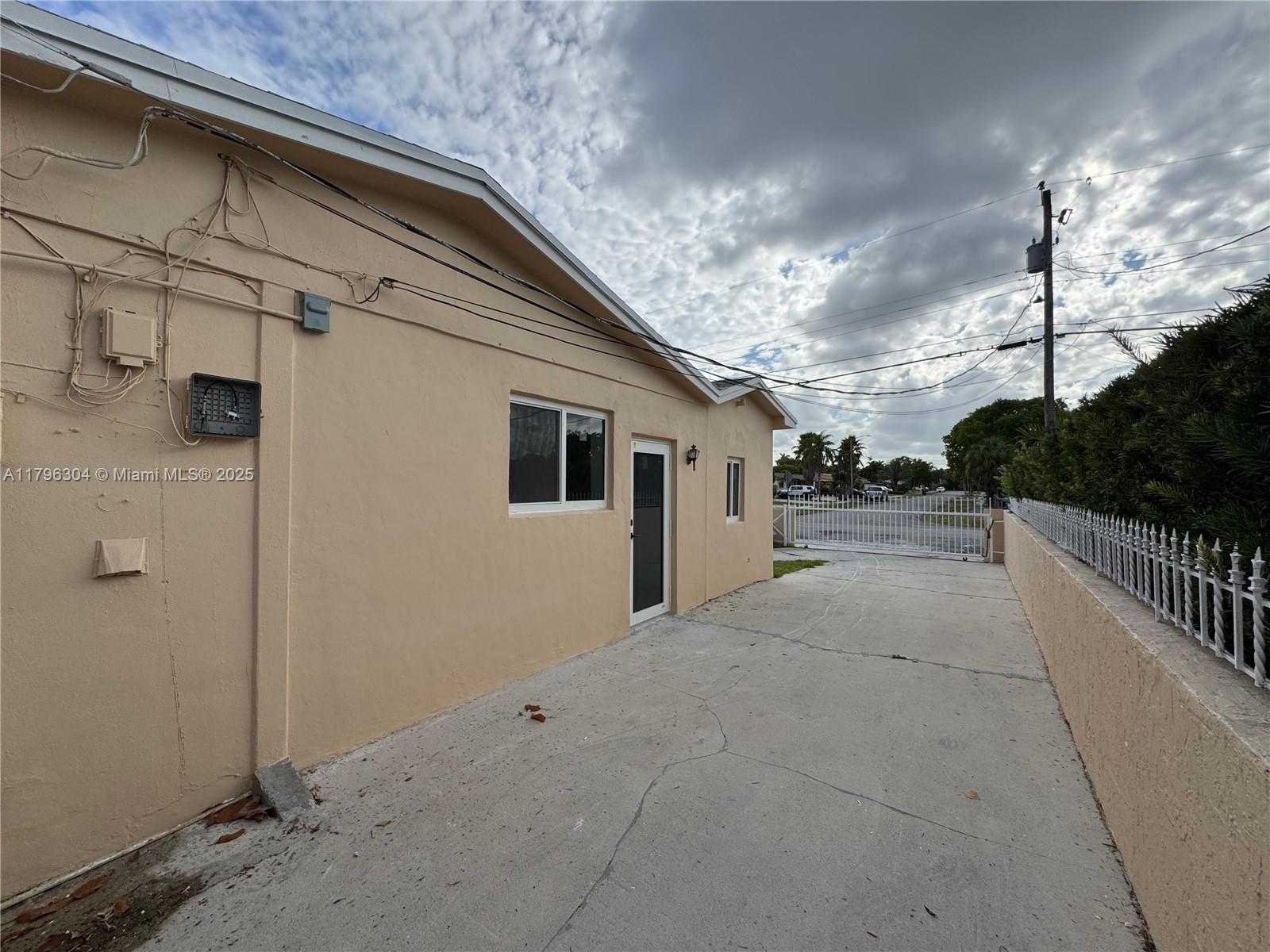 Small Image of 4701 SOUTH WEST 104TH CT, Miami Number 10