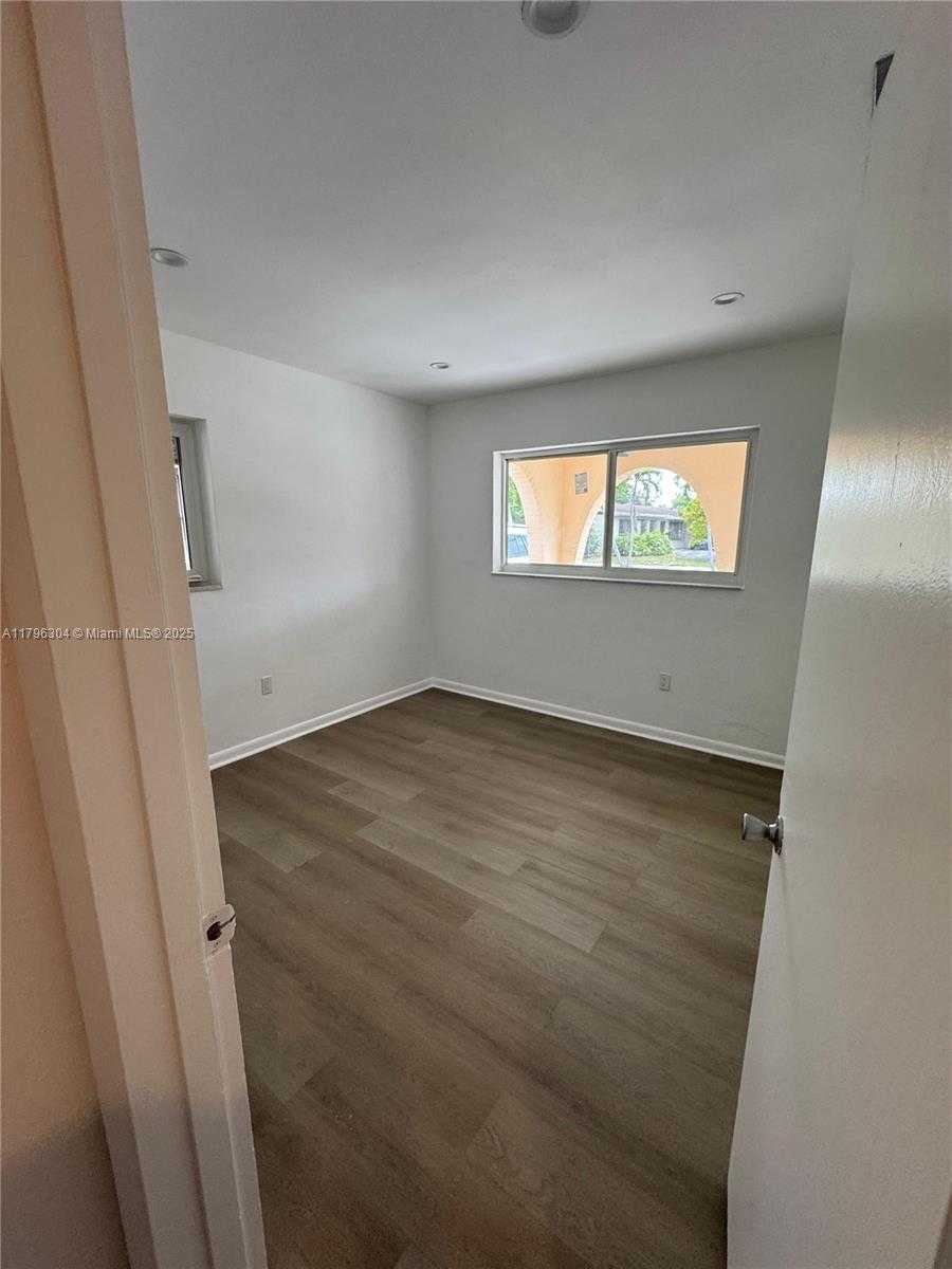 Small Image of 4701 SOUTH WEST 104TH CT, Miami Number 13