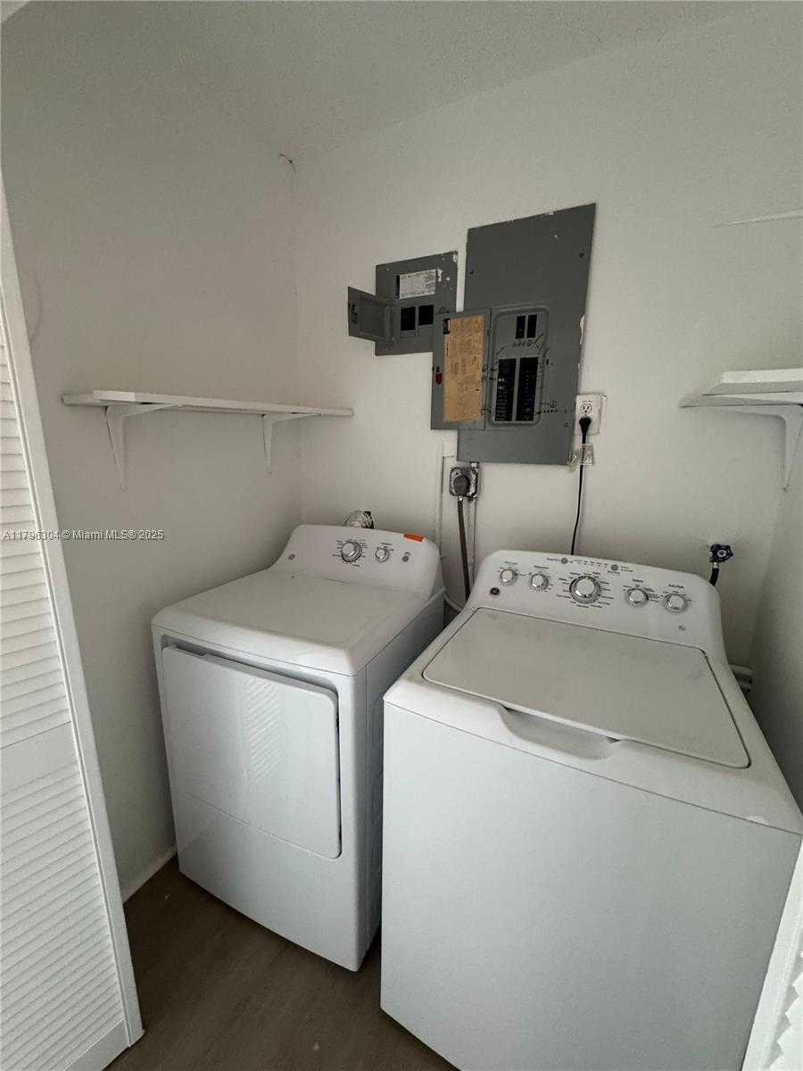 Small Image of 4701 SOUTH WEST 104TH CT, Miami Number 25