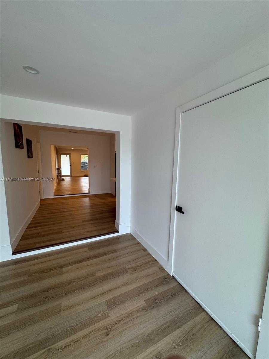 Small Image of 4701 SOUTH WEST 104TH CT, Miami Number 27