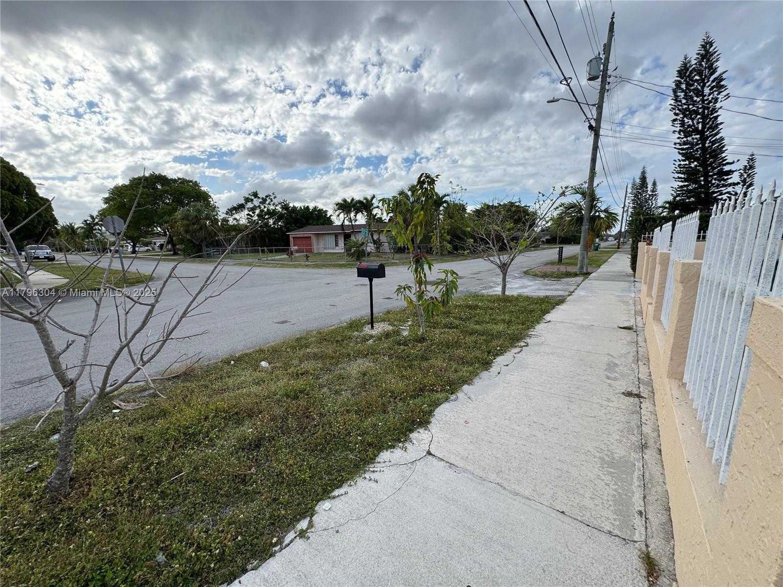 Small Image of 4701 SOUTH WEST 104TH CT, Miami Number 28