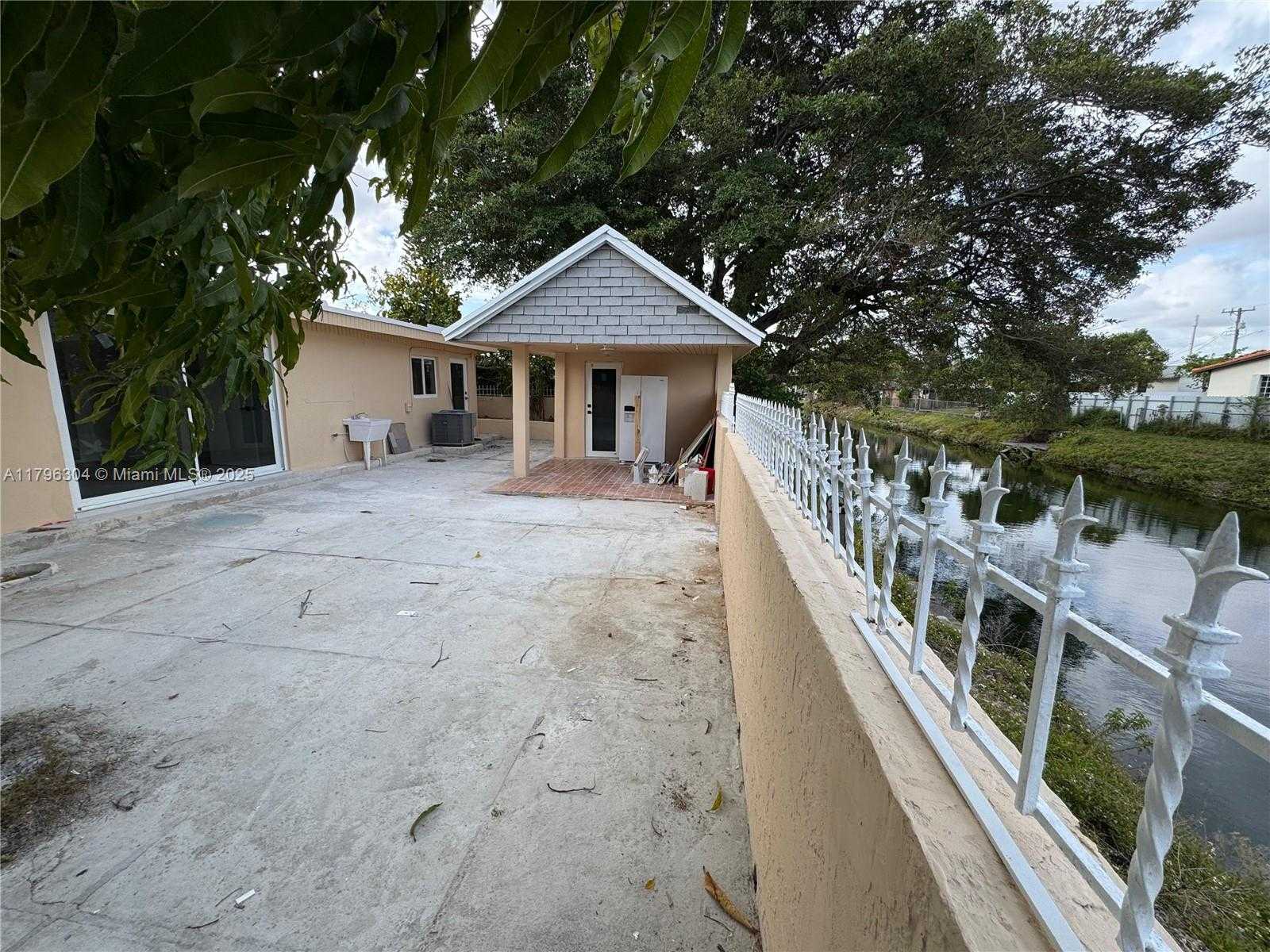Small Image of 4701 SOUTH WEST 104TH CT, Miami Number 3