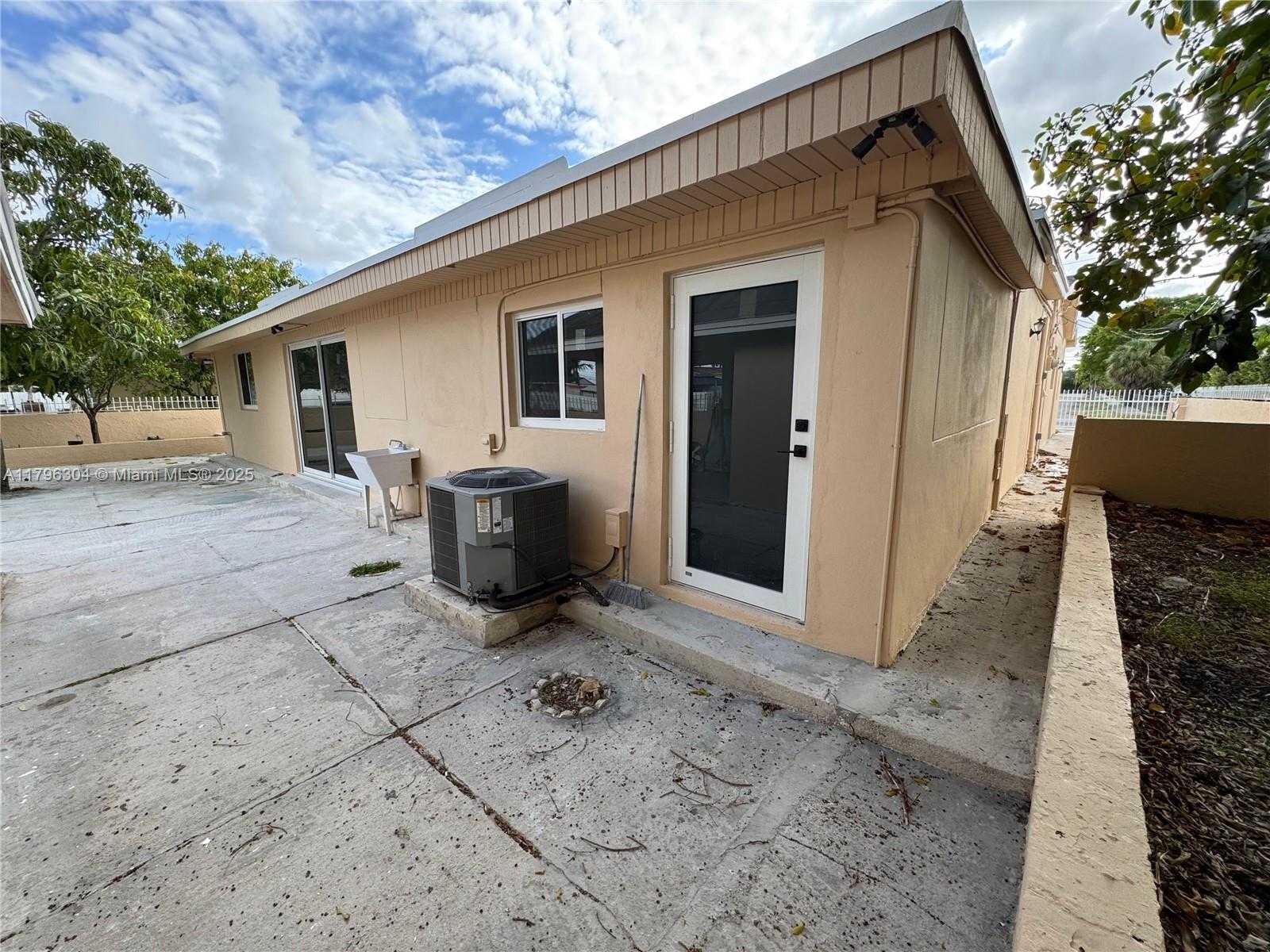 Small Image of 4701 SOUTH WEST 104TH CT, Miami Number 5
