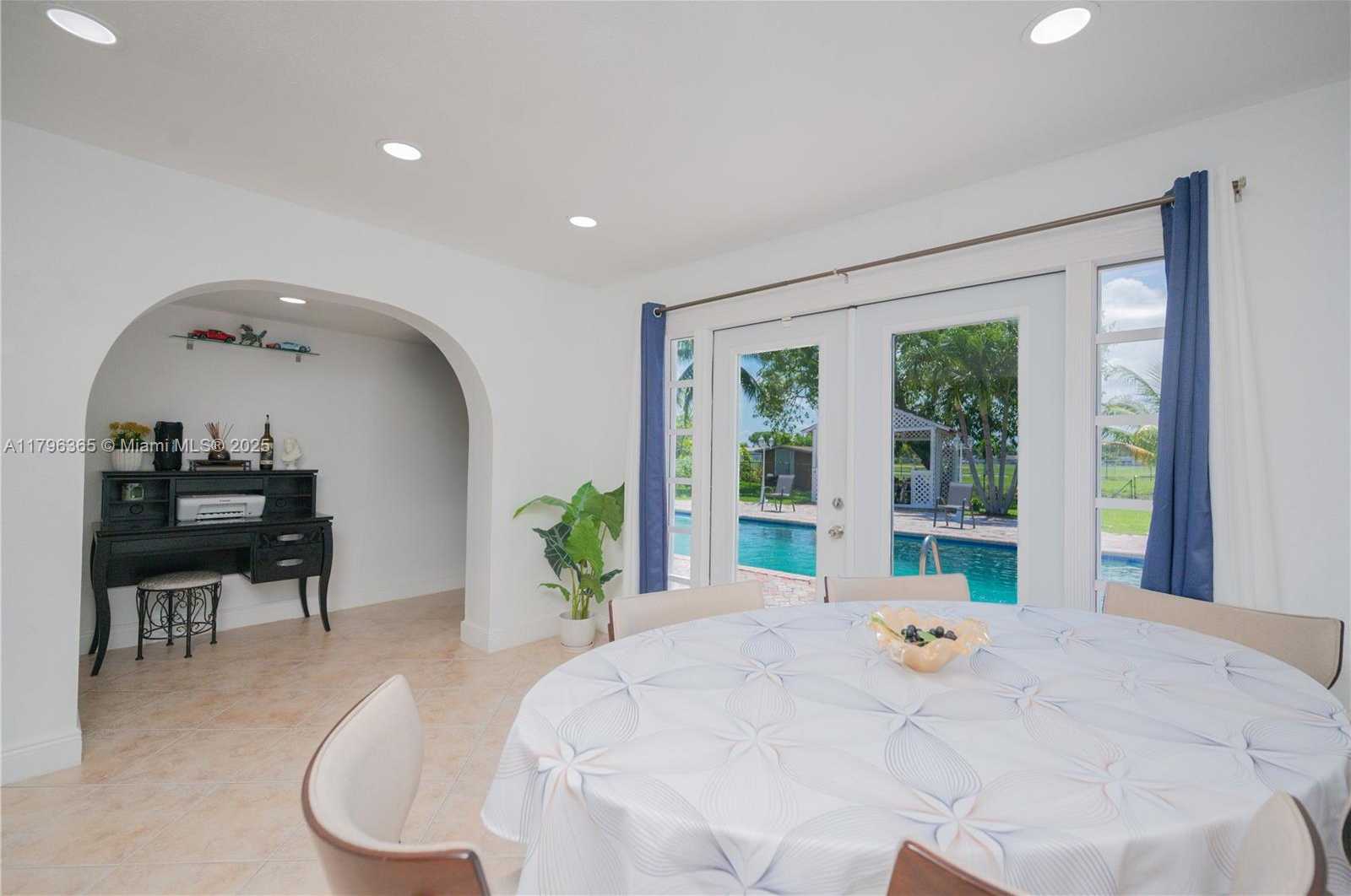 Small Image of 717 EAST RIVER DR, Margate Number 10