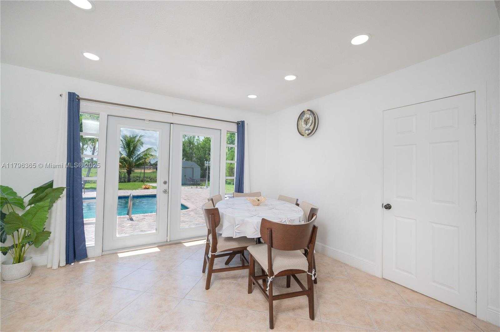 Small Image of 717 EAST RIVER DR, Margate Number 11