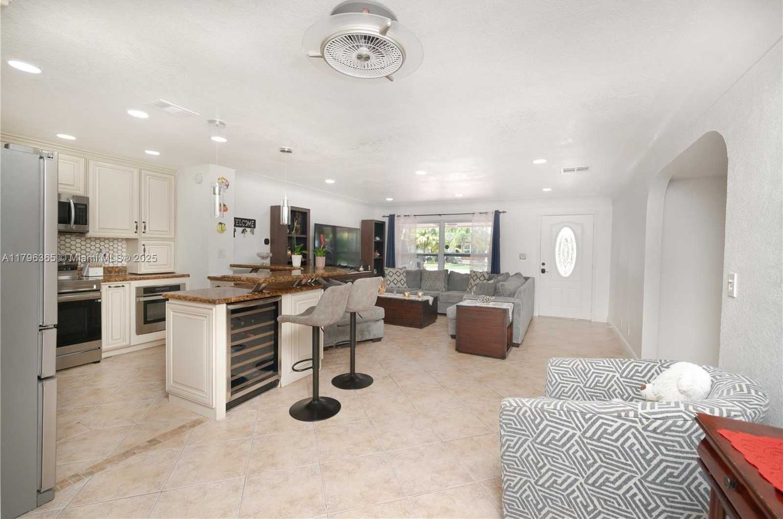 Small Image of 717 EAST RIVER DR, Margate Number 13