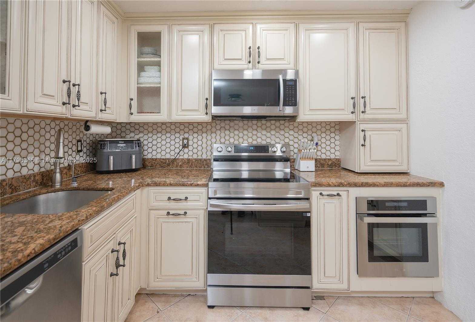Small Image of 717 EAST RIVER DR, Margate Number 14
