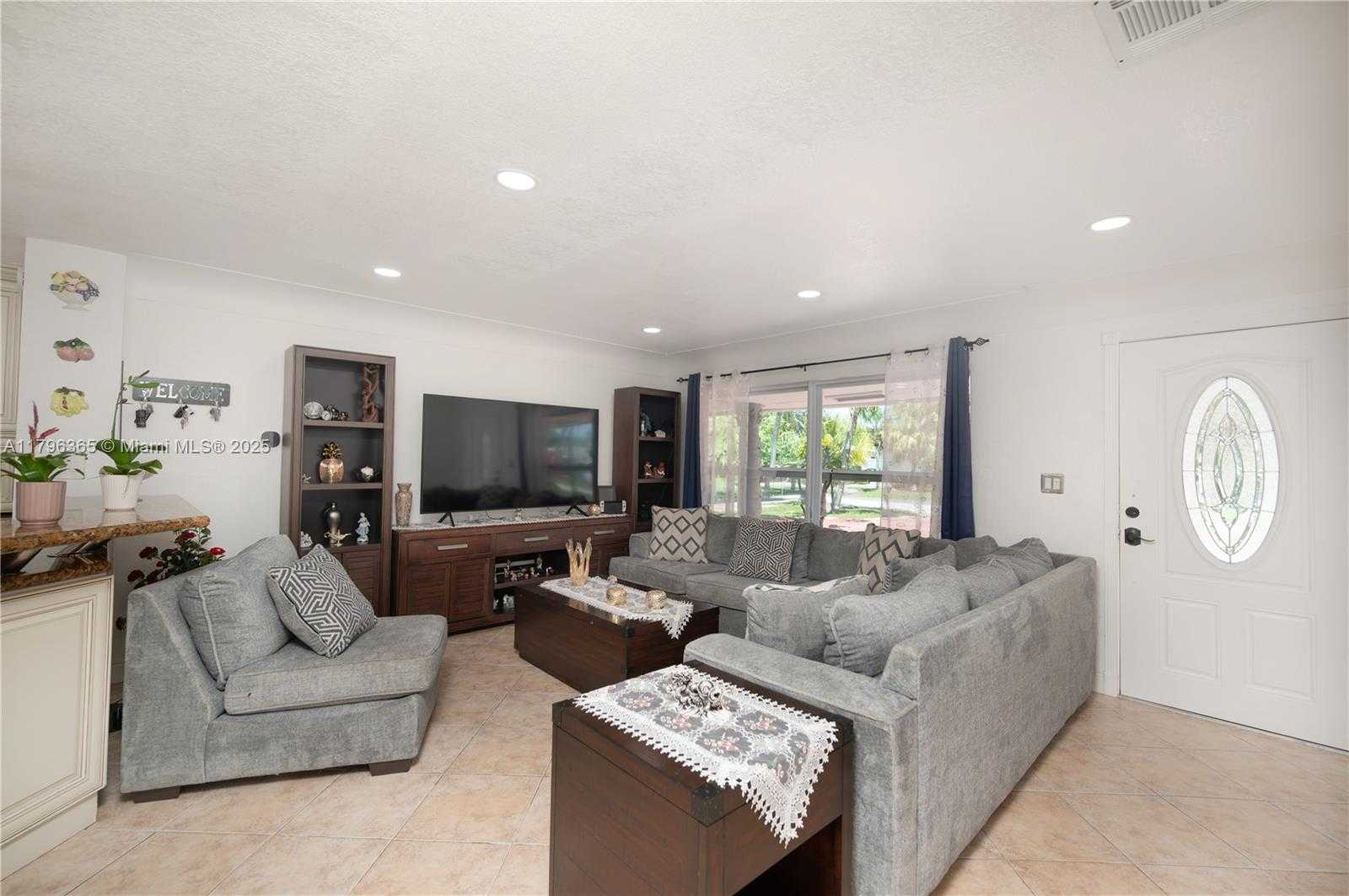 Small Image of 717 EAST RIVER DR, Margate Number 16