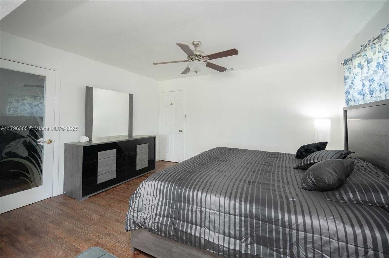 Small Image of 717 EAST RIVER DR, Margate Number 21