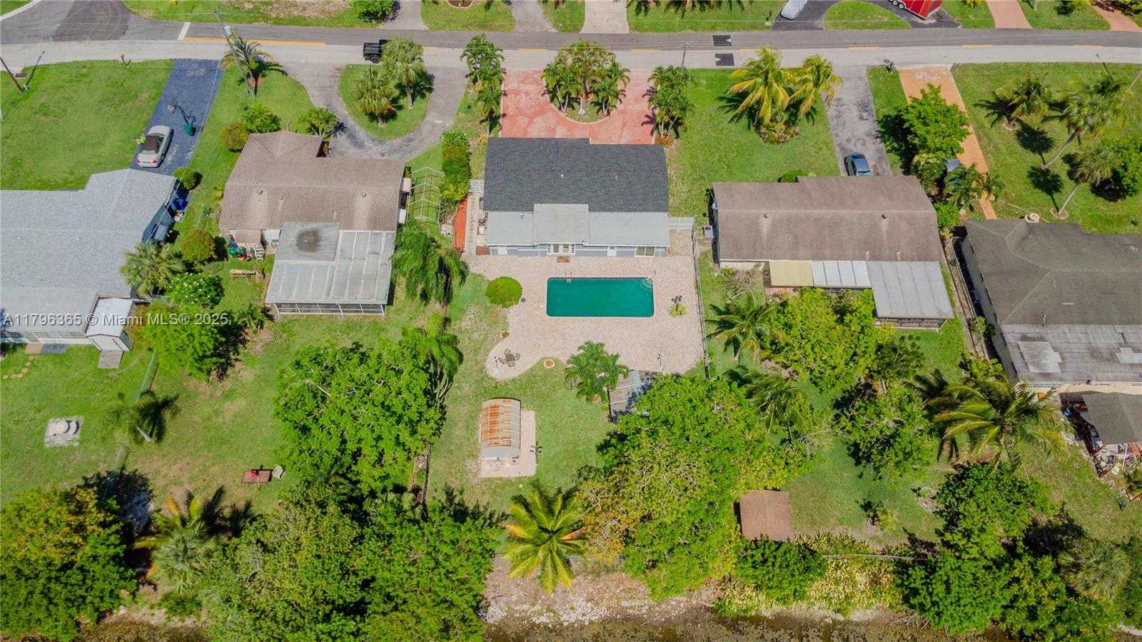 Small Image of 717 EAST RIVER DR, Margate Number 23