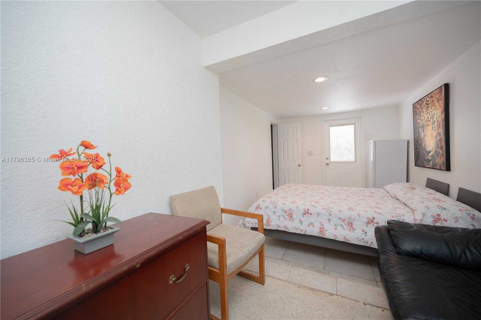 Small Image of 717 EAST RIVER DR, Margate Number 33