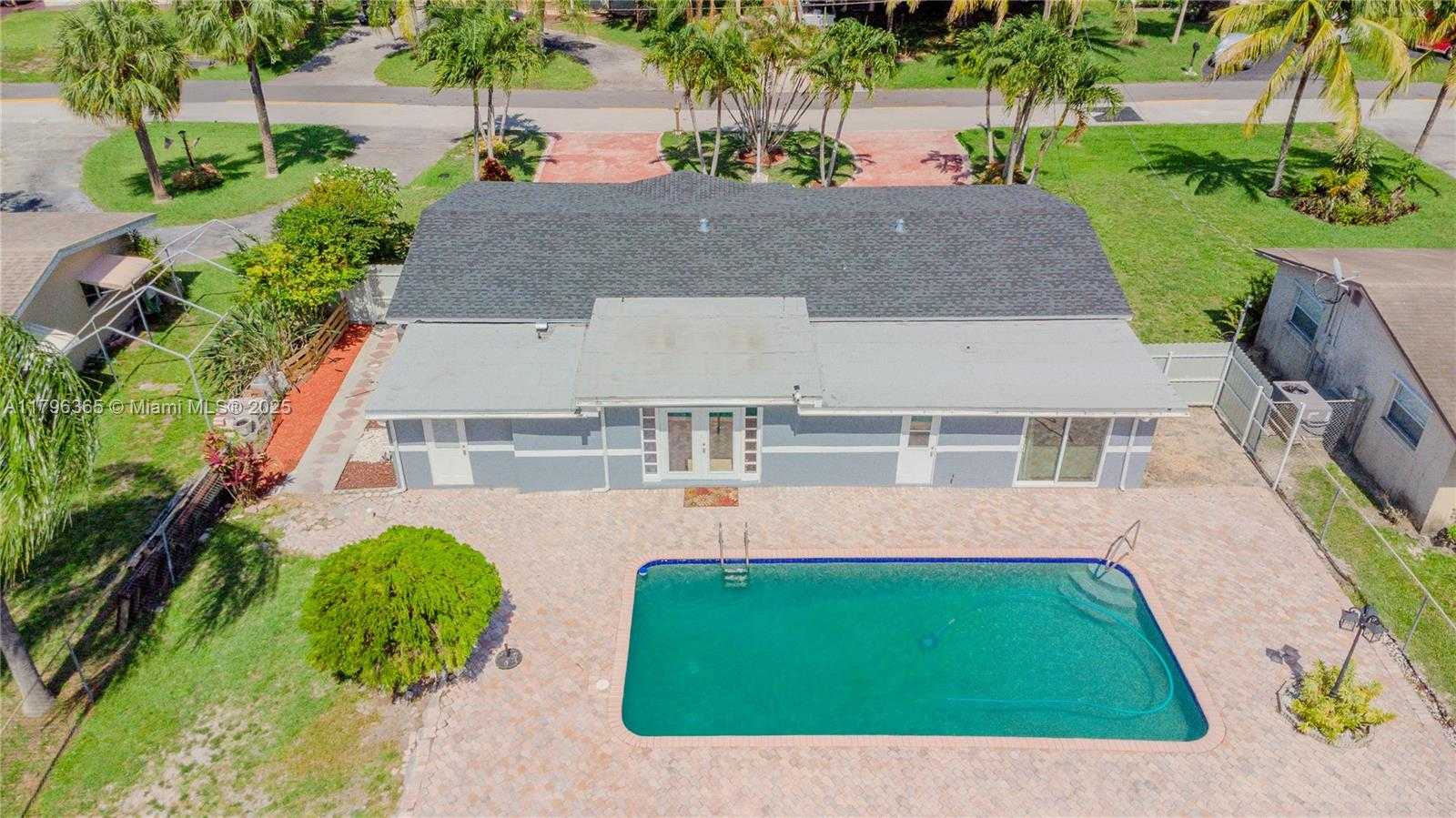 Small Image of 717 EAST RIVER DR, Margate Number 5