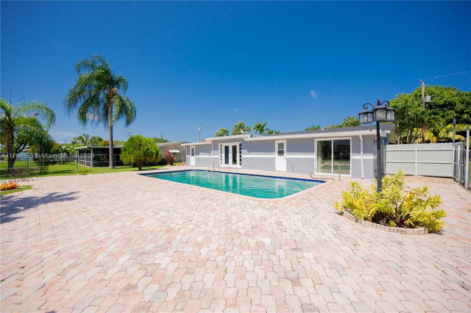 Small Image of 717 EAST RIVER DR, Margate Number 6
