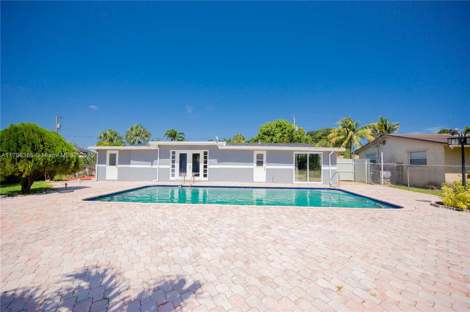 Small Image of 717 EAST RIVER DR, Margate Number 7