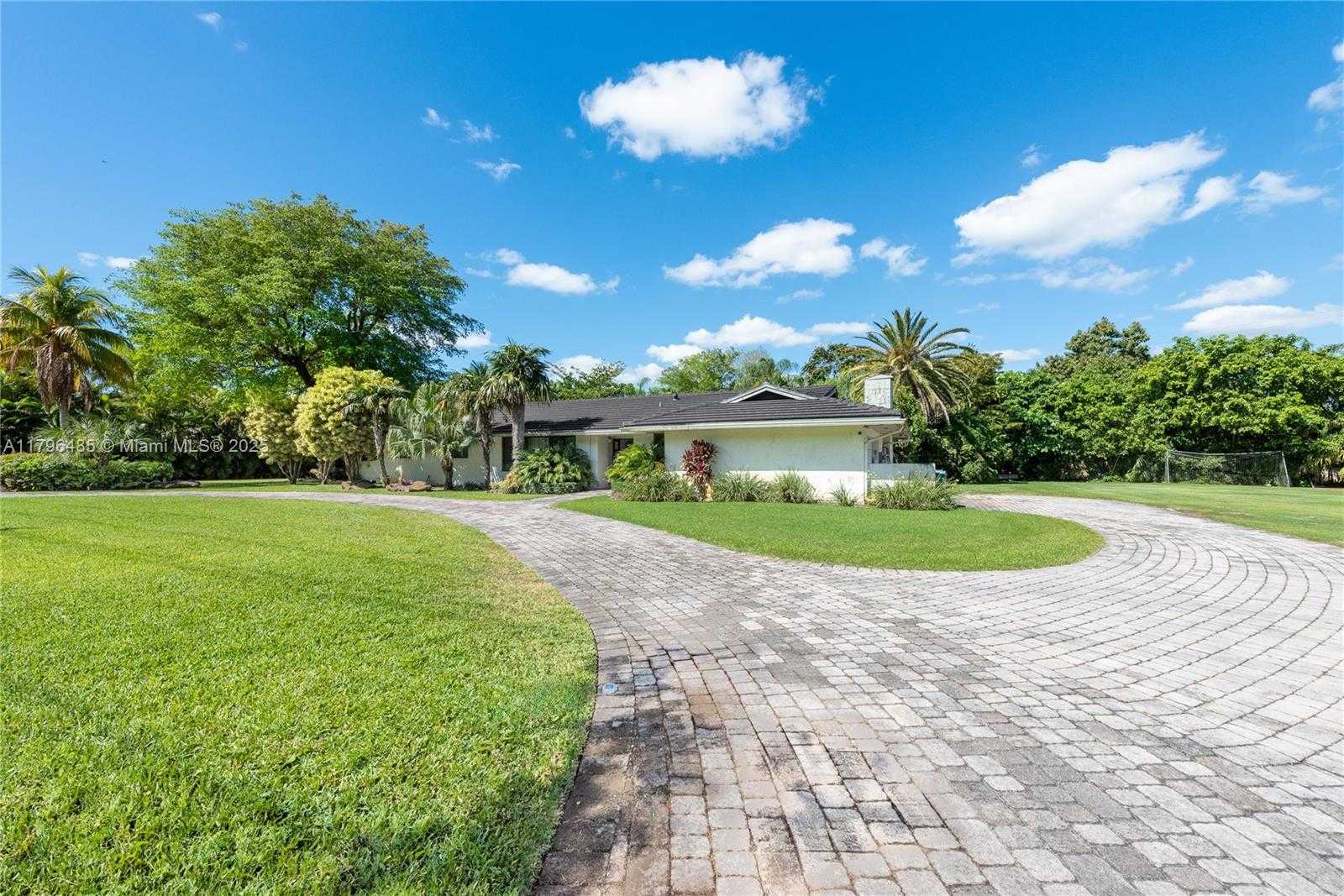 Small Image of 12300 SOUTH WEST 67TH AVE, Pinecrest Number 2