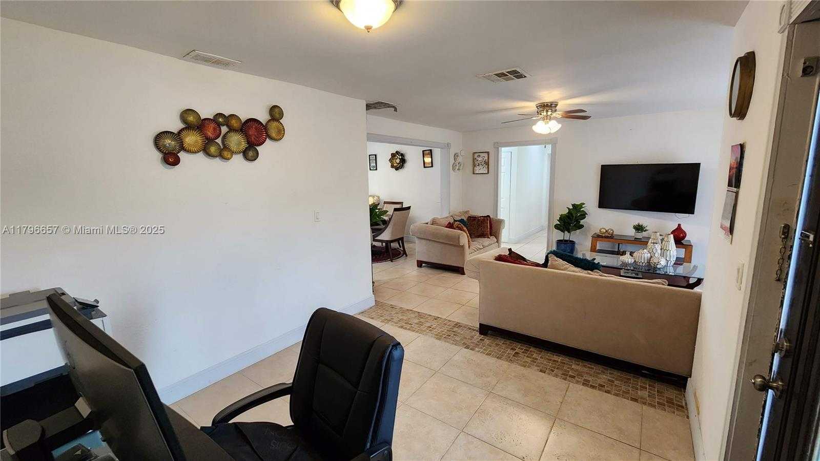 Small Image of 6881 SHERIDAN ST, Hollywood Number 4