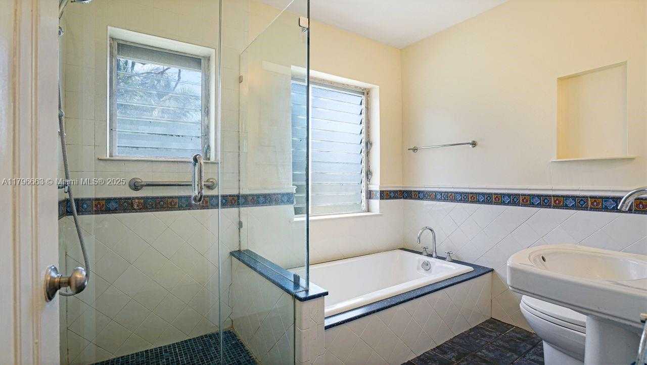 Small Image of 1423 BIARRITZ DR, Miami Beach Number 11