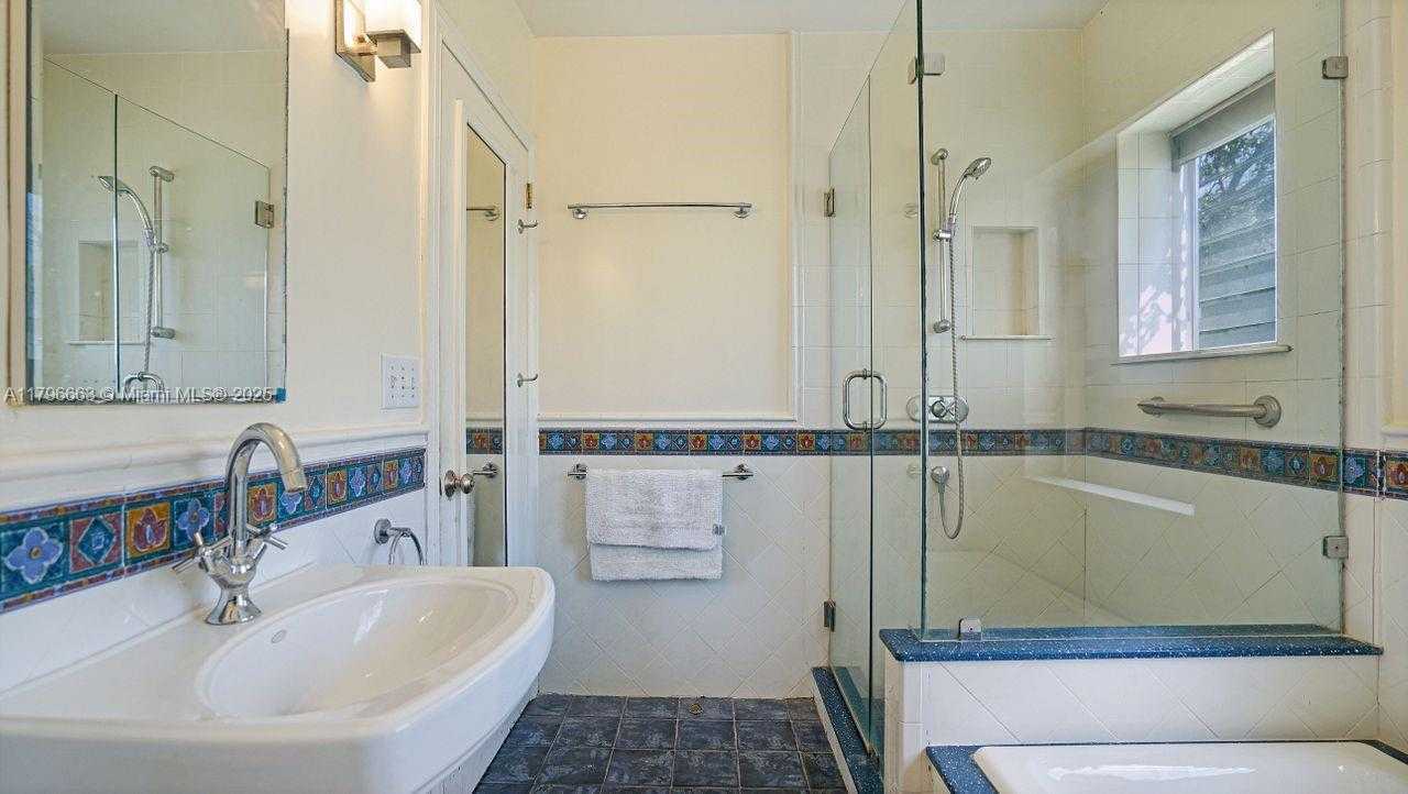 Small Image of 1423 BIARRITZ DR, Miami Beach Number 12