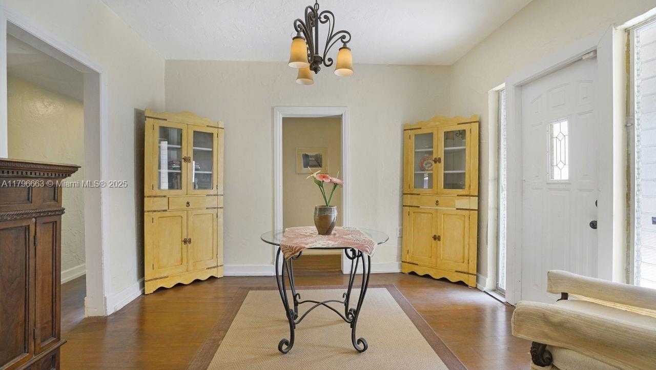 Small Image of 1423 BIARRITZ DR, Miami Beach Number 4