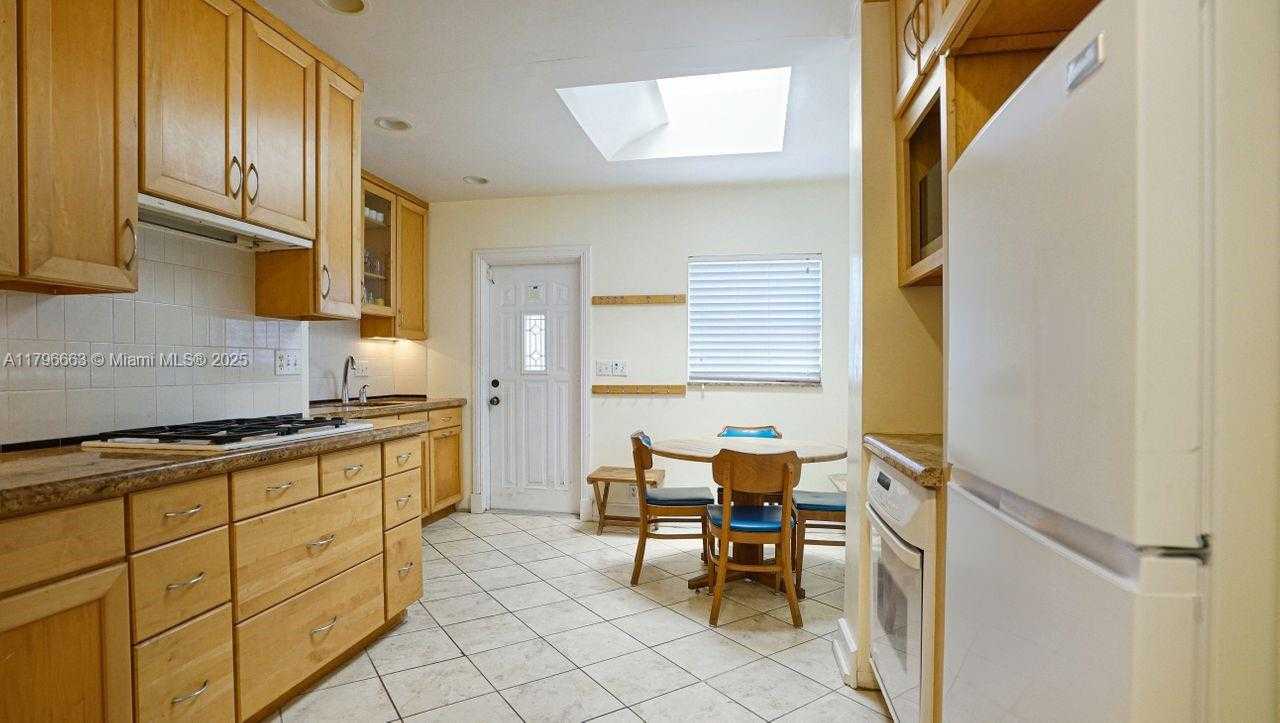 Small Image of 1423 BIARRITZ DR, Miami Beach Number 6