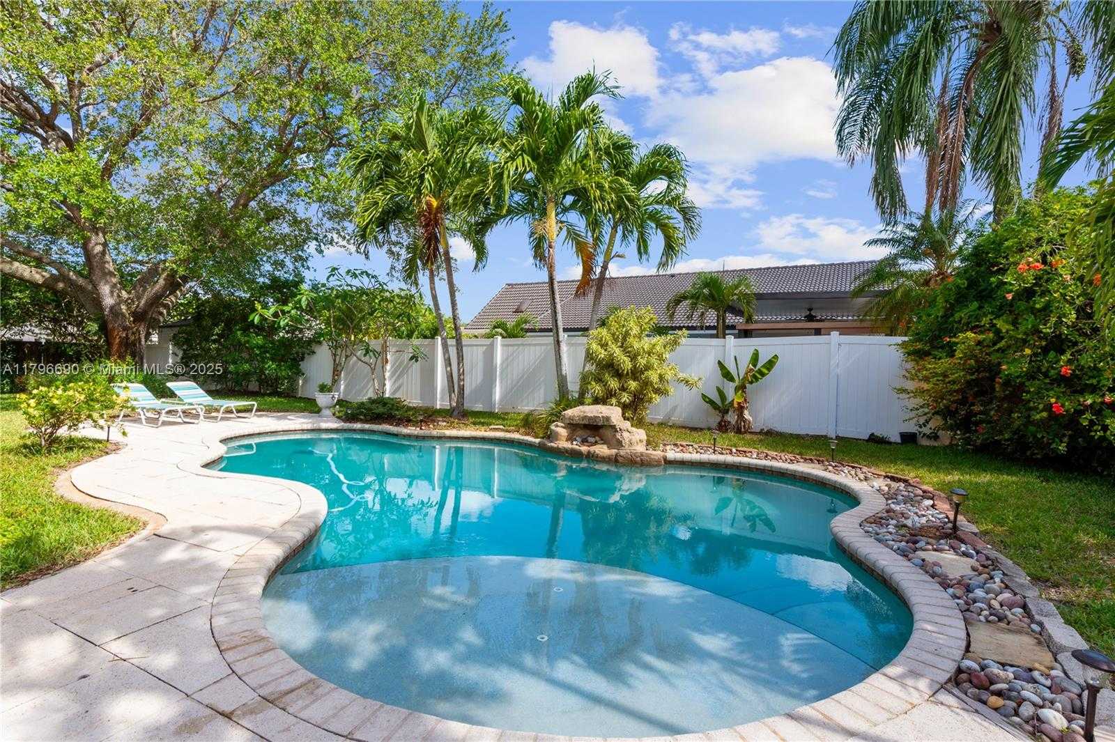 Small Image of 15941 COBBLESTONE CT, Davie Number 27