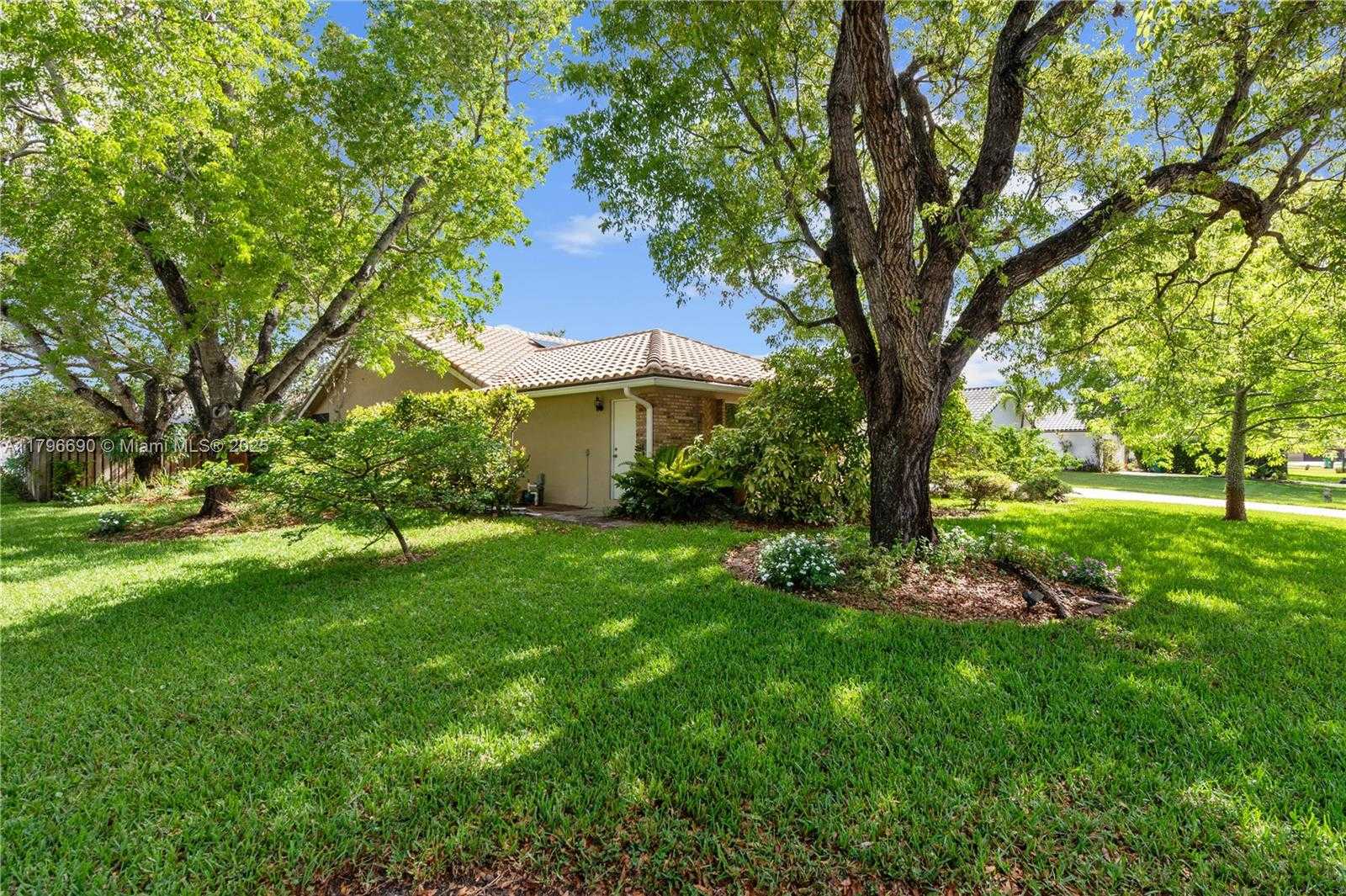 Small Image of 15941 COBBLESTONE CT, Davie Number 32