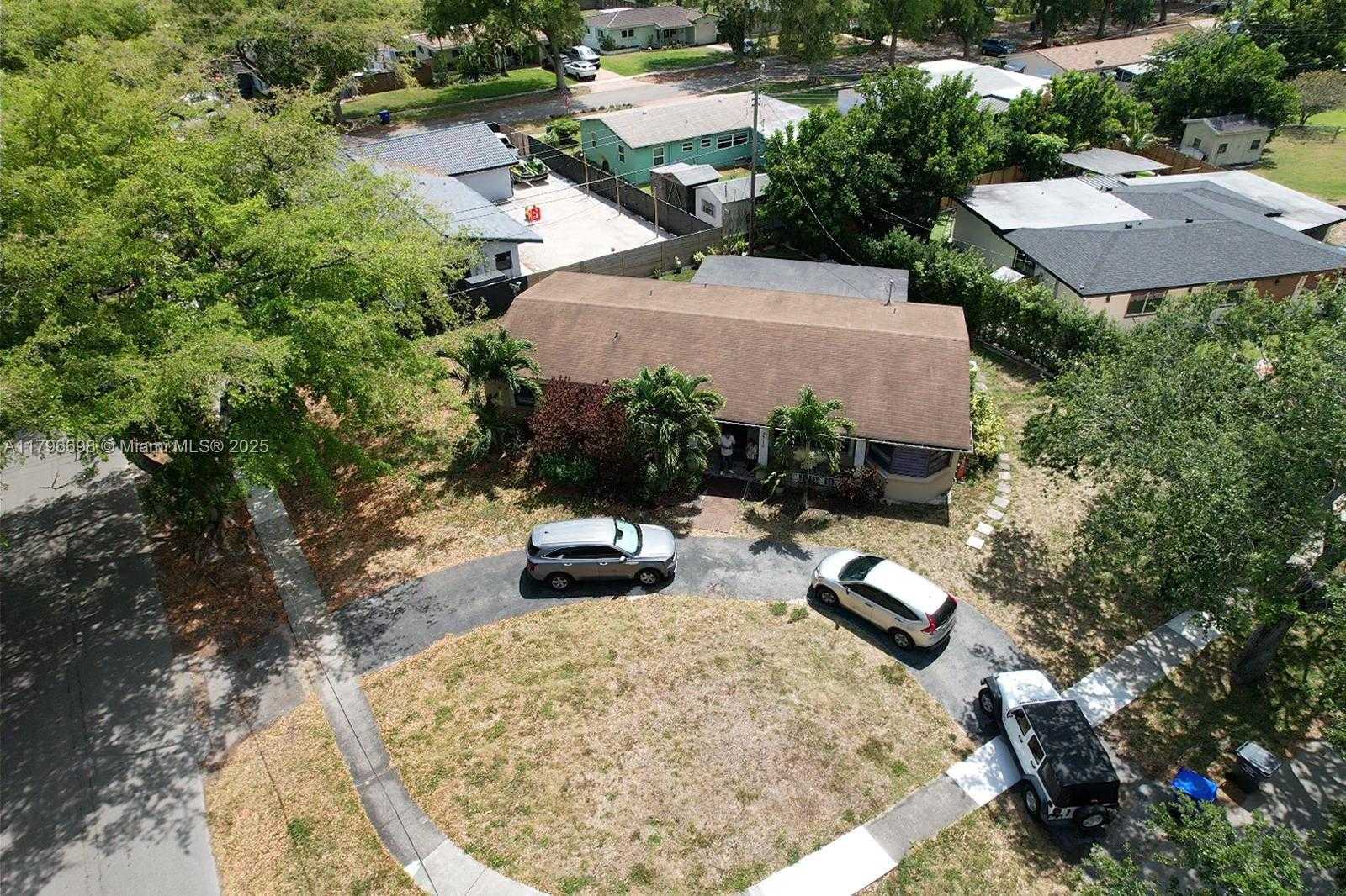 Small Image of 5718 MONROE ST, Hollywood Number 4