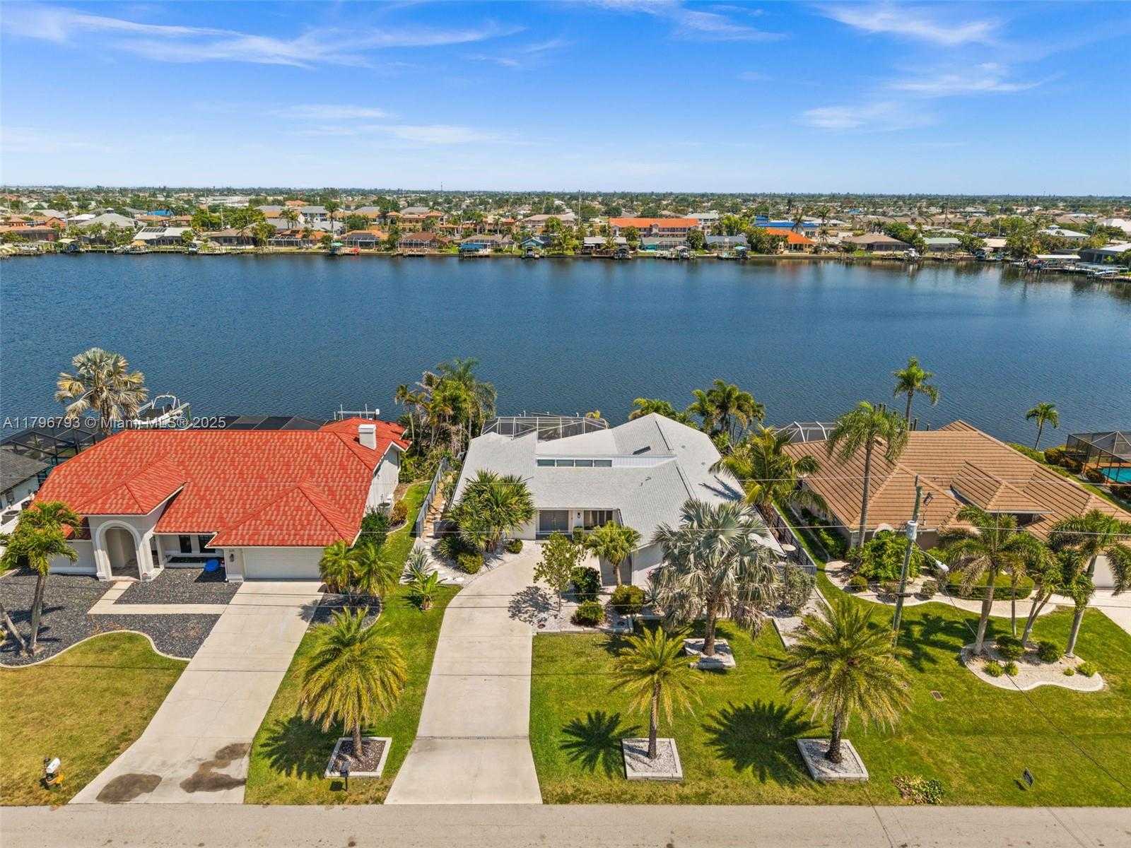 Small Image of 621 SW 49TH LN, Cape Coral Number 2