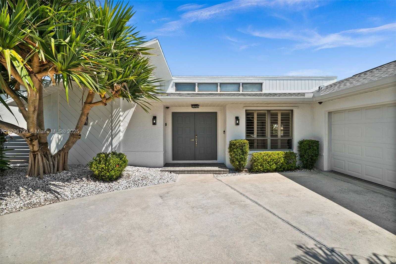 Small Image of 621 SW 49TH LN, Cape Coral Number 4