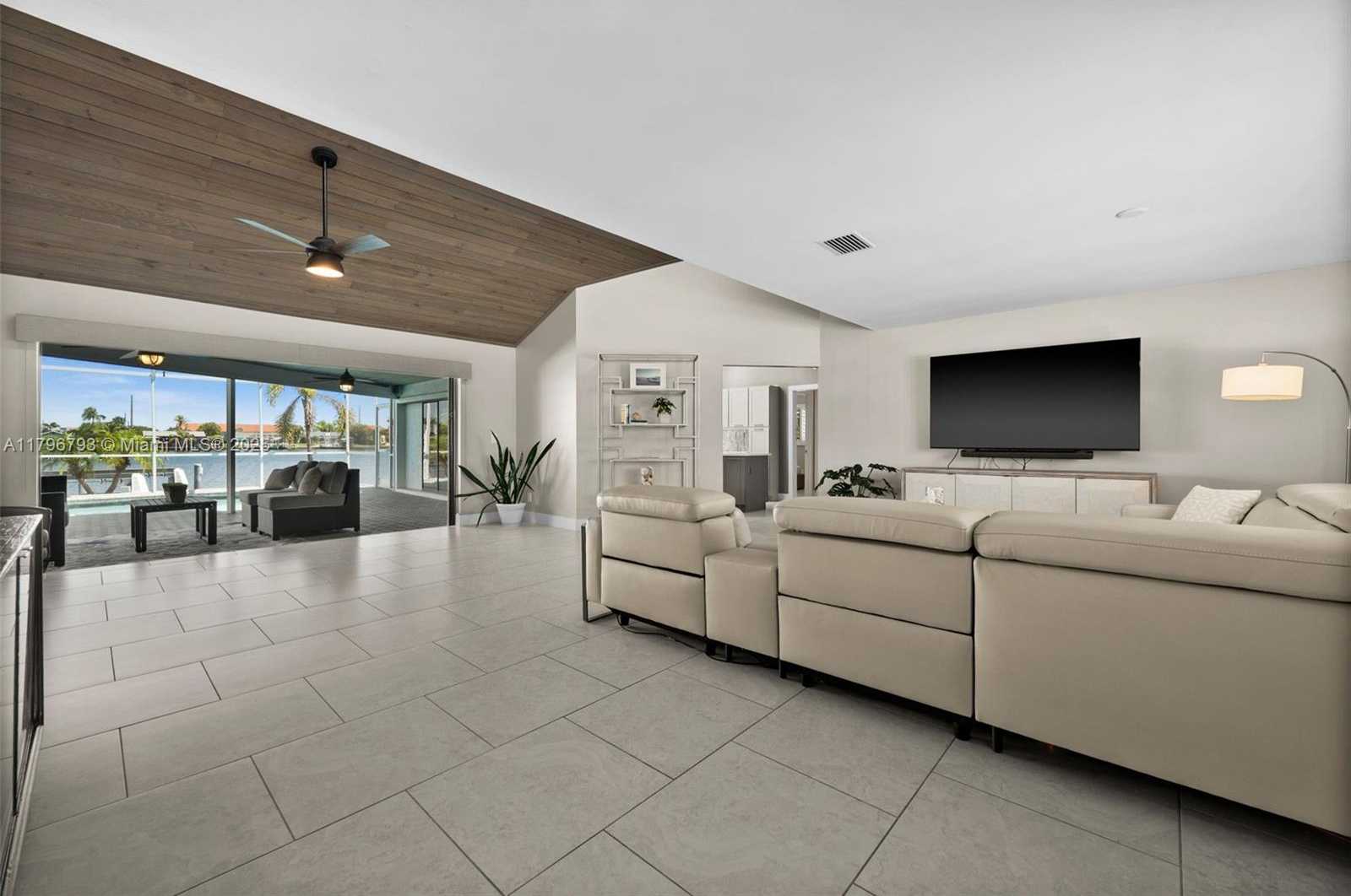 Small Image of 621 SW 49TH LN, Cape Coral Number 9